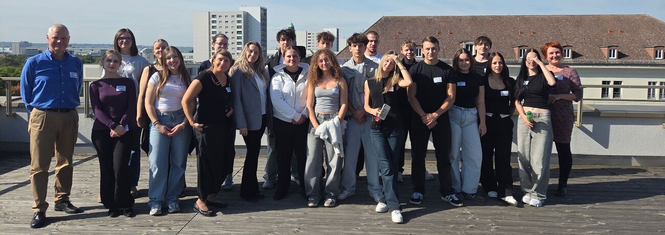Gruppe der Projektteilnehmenden der AFBB Dresden und VOŠ, OA, SPgŠ a SZŠ Mos am Campus Dresden