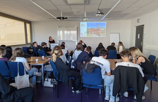 Gruppe der Projektteilnehmenden der AFBB Dresden und VOŠ, OA, SPgŠ a SZŠ Mos - Vorstellung