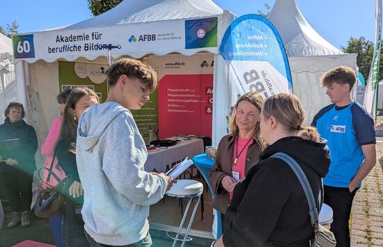 IHK Aktionstag - Gespräche vor dem Stand