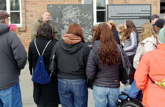 Schülergruppe der AFBB während einer Führung an der Gedenkstätte Auschwitz