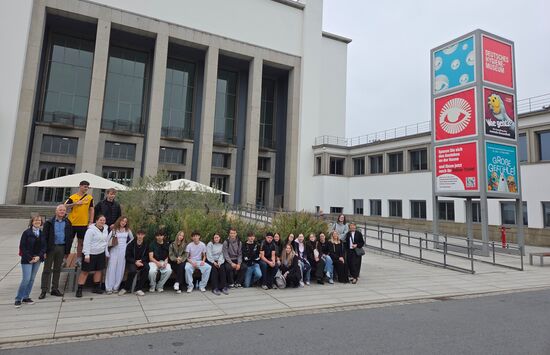 Gruppe der Projektteilnehmenden der AFBB Dresden und VOŠ, OA, SPgŠ a SZŠ Mos am Hygiene Museum Dresden