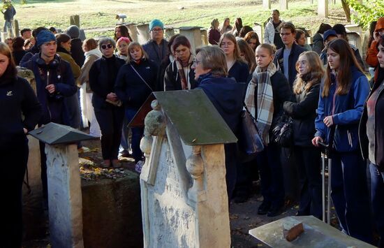 Besuch der gruppe der AFBB Dresden des jüdischen Friedhof in Oświęcim