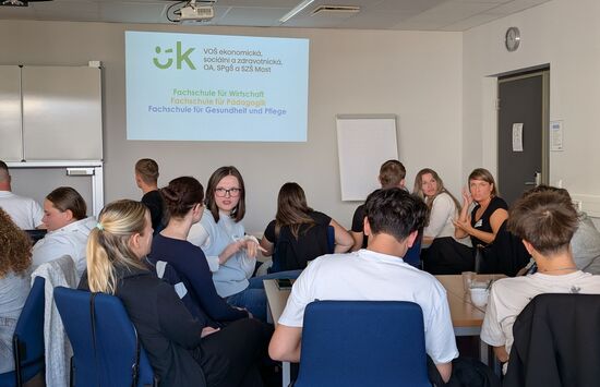 Gruppe der Projektteilnehmenden der AFBB Dresden und VOŠ, OA, SPgŠ a SZŠ Mos am Campus Dresden - Votrag